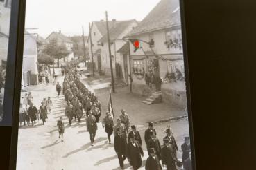Preview: drei alte Negative - SA Marsch durch mir unbekannte geschmückte Stadt - Werbung Ausstellung Wohnräume Georg John.